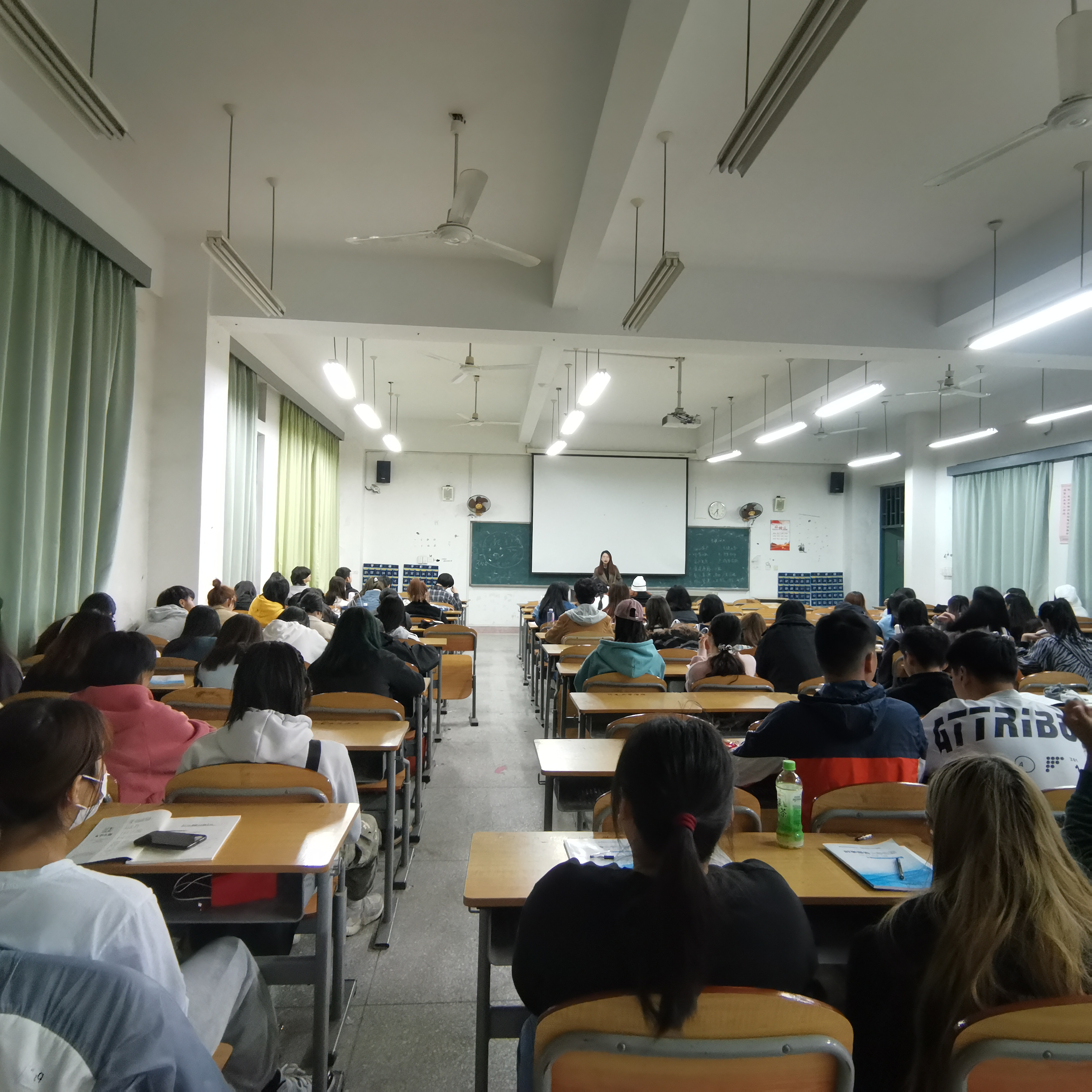 旅游服务系2019级96人观看 (1).jpg