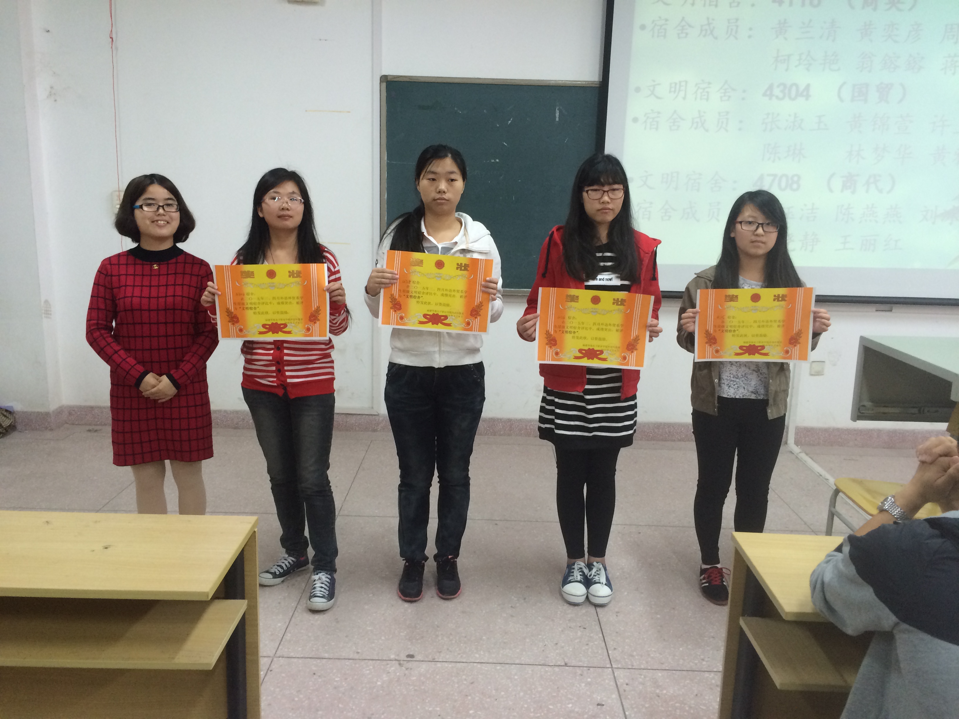 文明宿舍舍长与韩艳艳老师.JPG