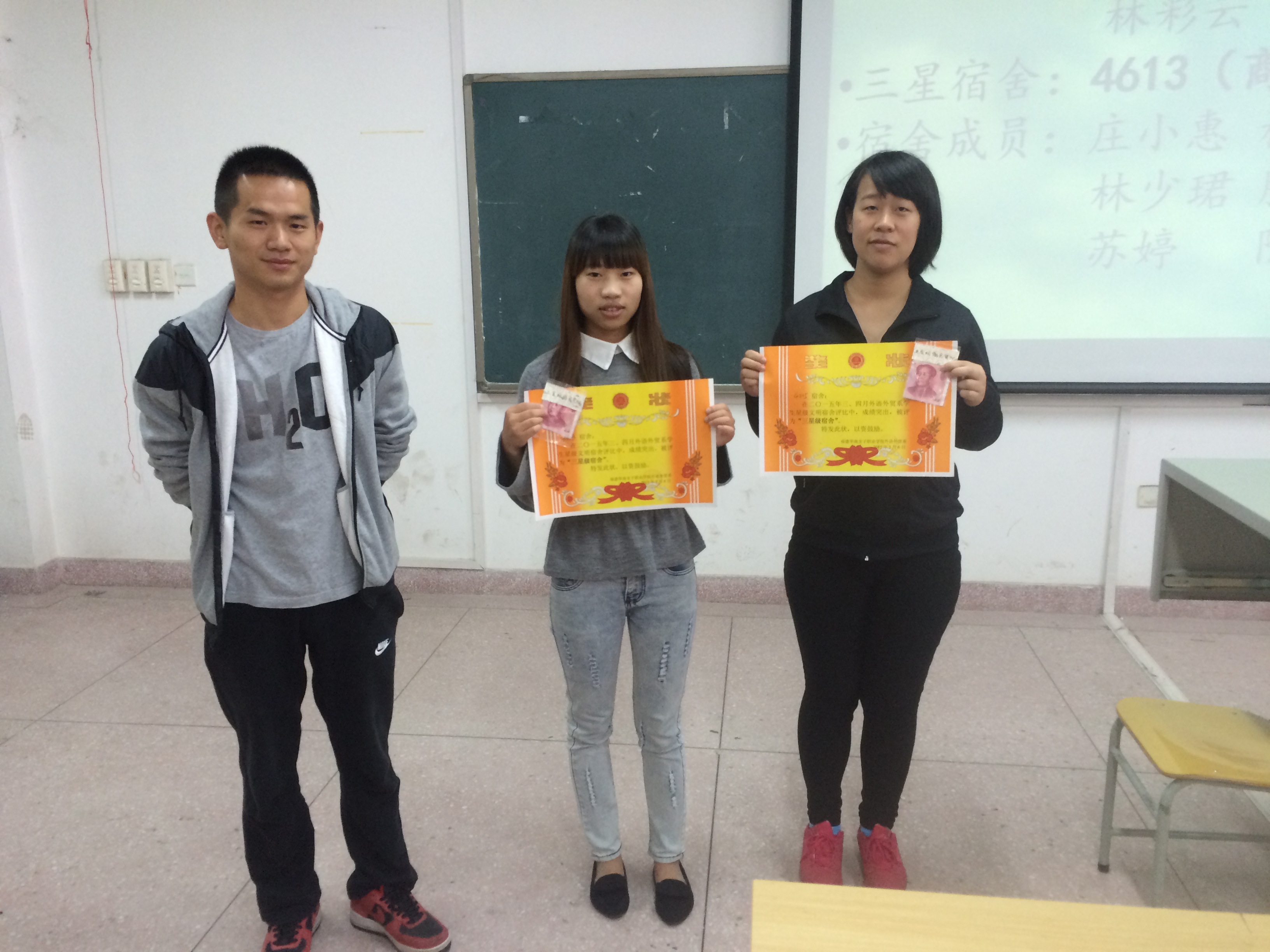 三星级宿舍舍长与陈志超老师.JPG