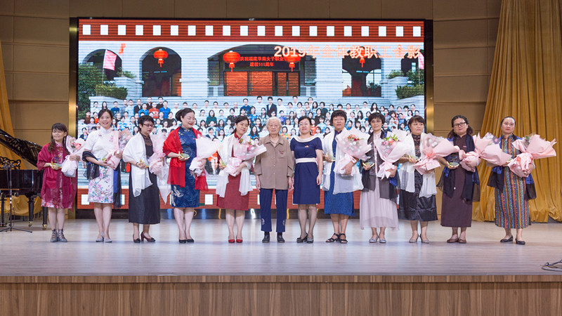 4王海燕书记、马秀发老师与10位执教30年老师合影_副本.jpg