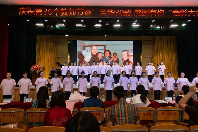 9学前教育专业学生领唱校歌_副本.jpg