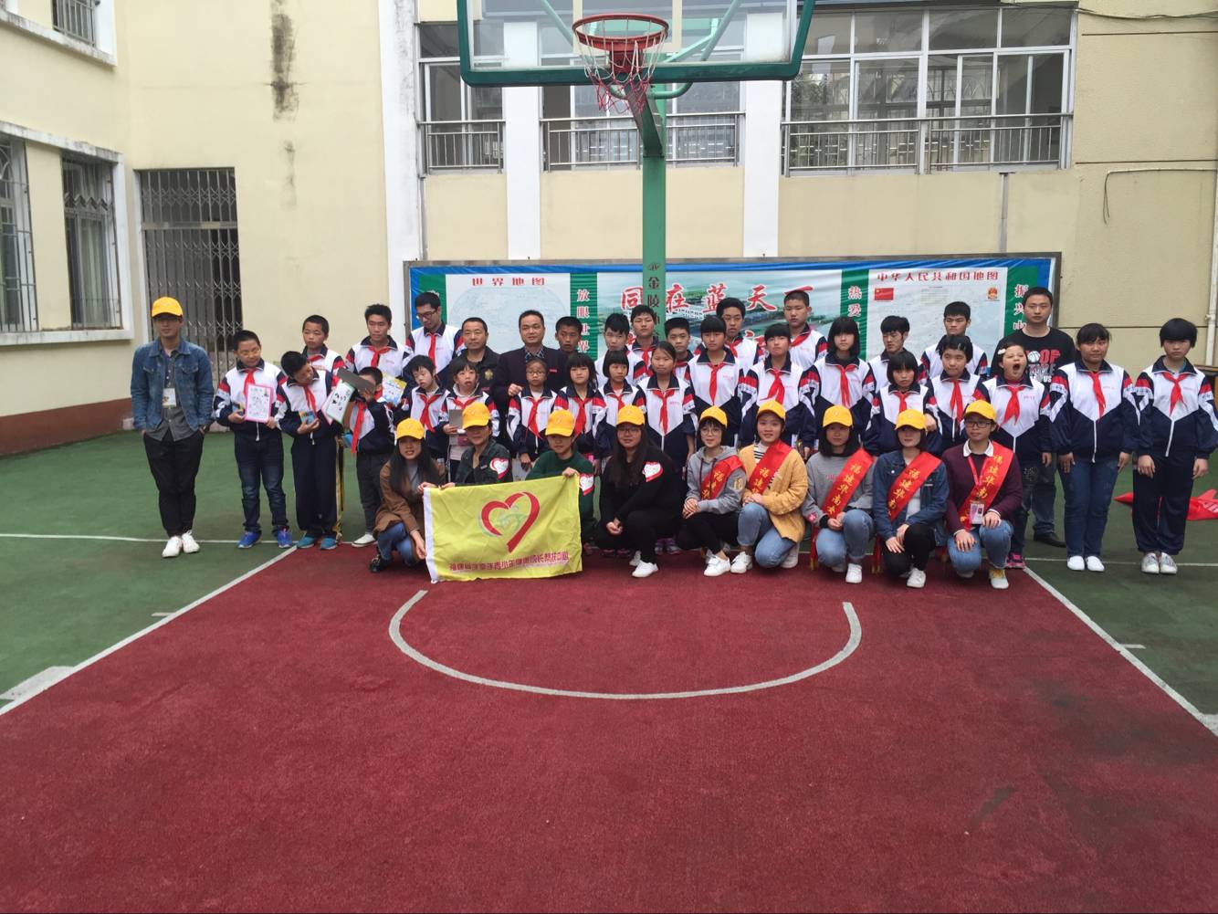 全体志愿者和特殊教育学校孩子合影1..jpg