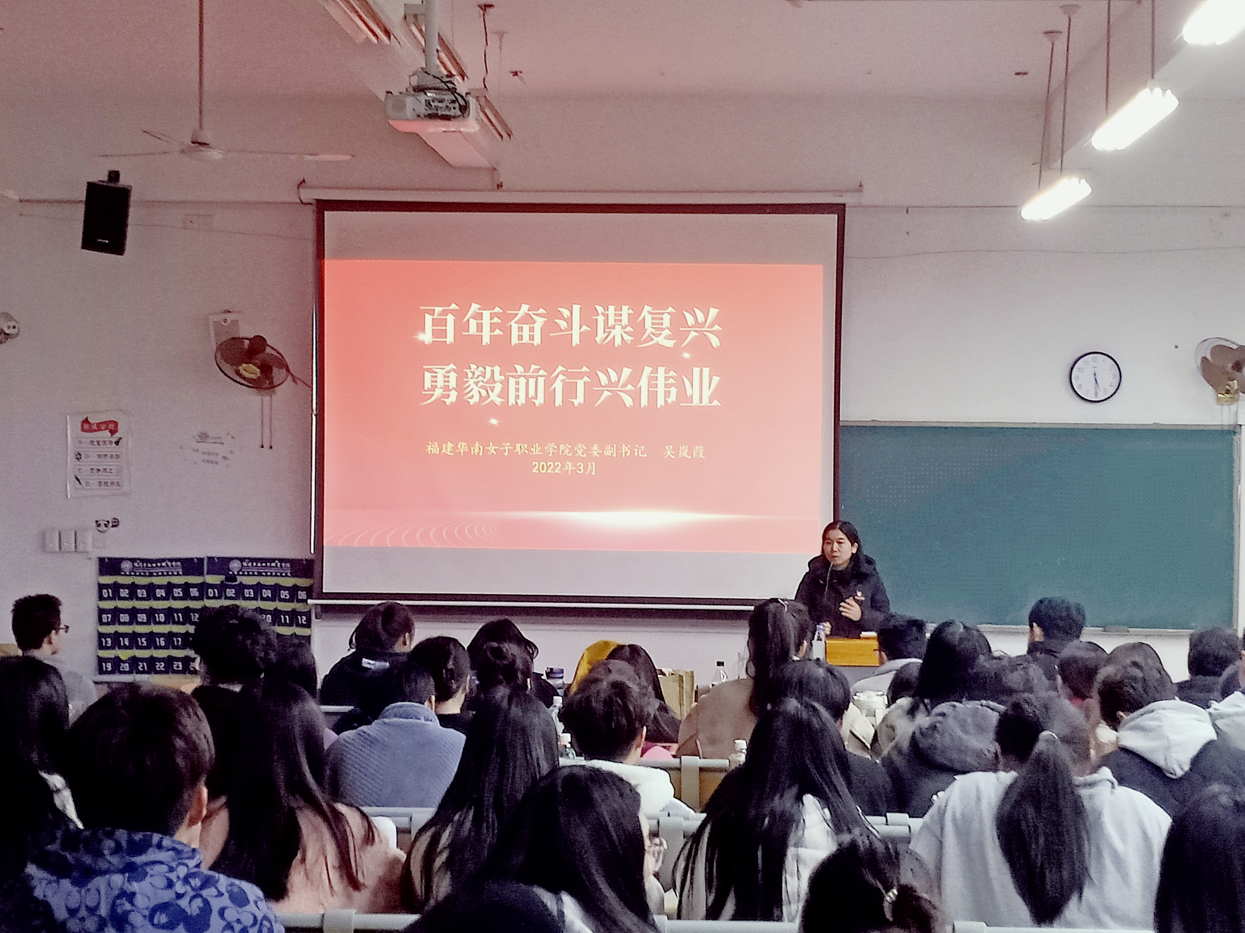 岚葭老师授课过程（远景）.jpg