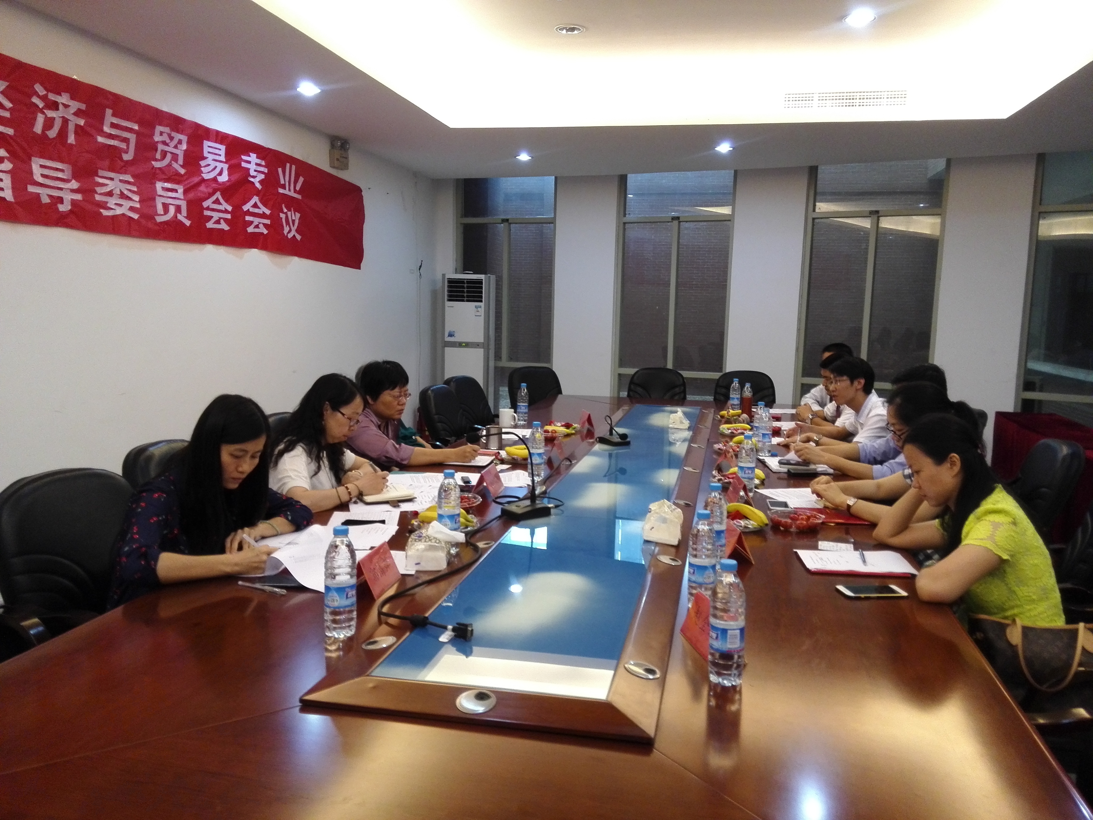 2015春季国贸专业指导委员会照片2.jpg