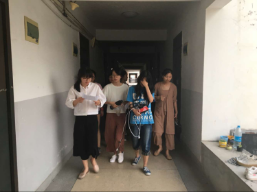 辅导员老师与学生干部走访宿舍.png