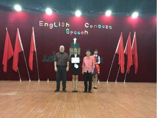 外教Donald 与Laihar为冠军选手颁奖.jpg