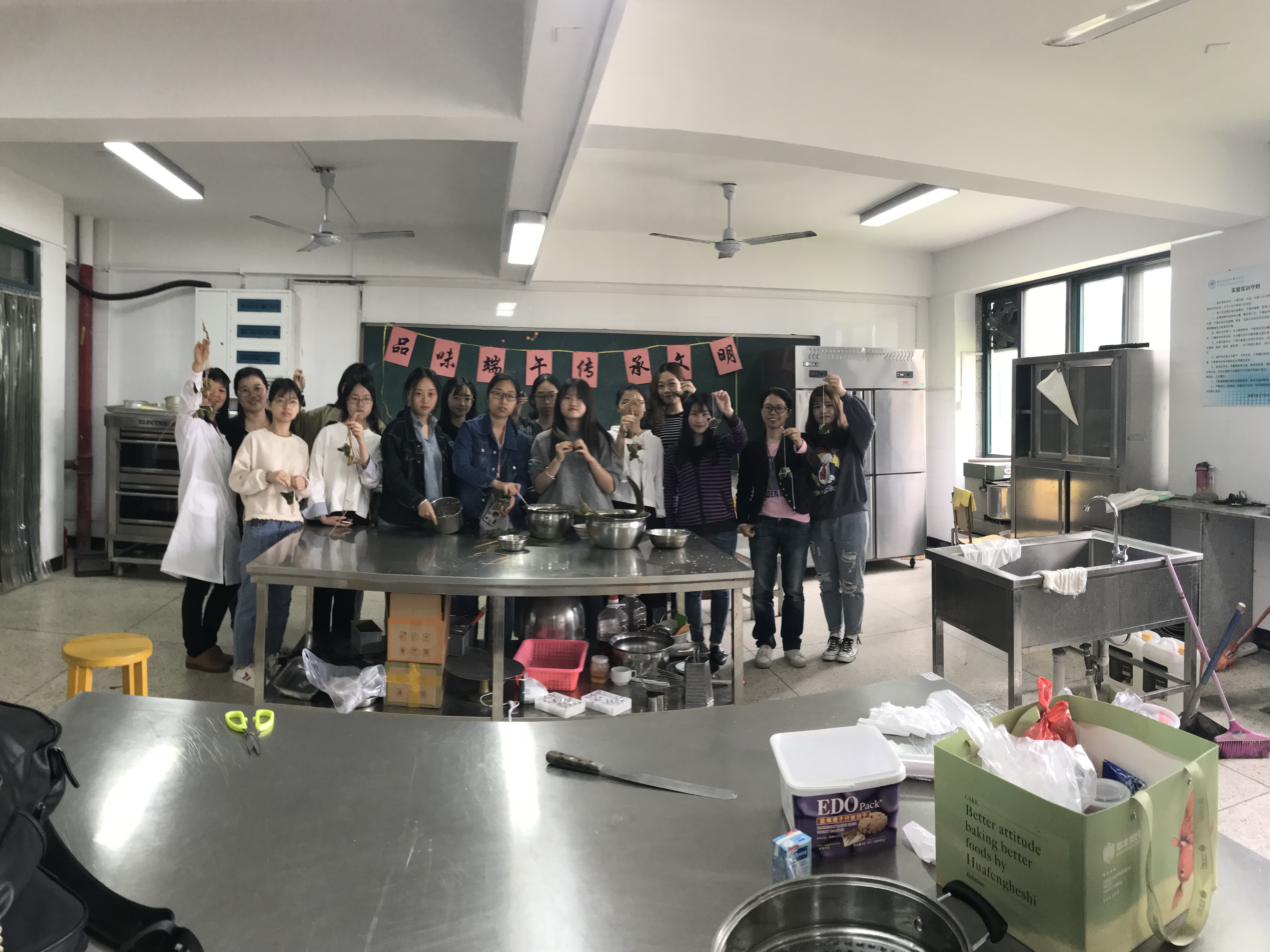 1.10.2-20190522-开展礼敬中华优秀传统文化活动有关的照片01-20190522有31名师生在1#实训室开展