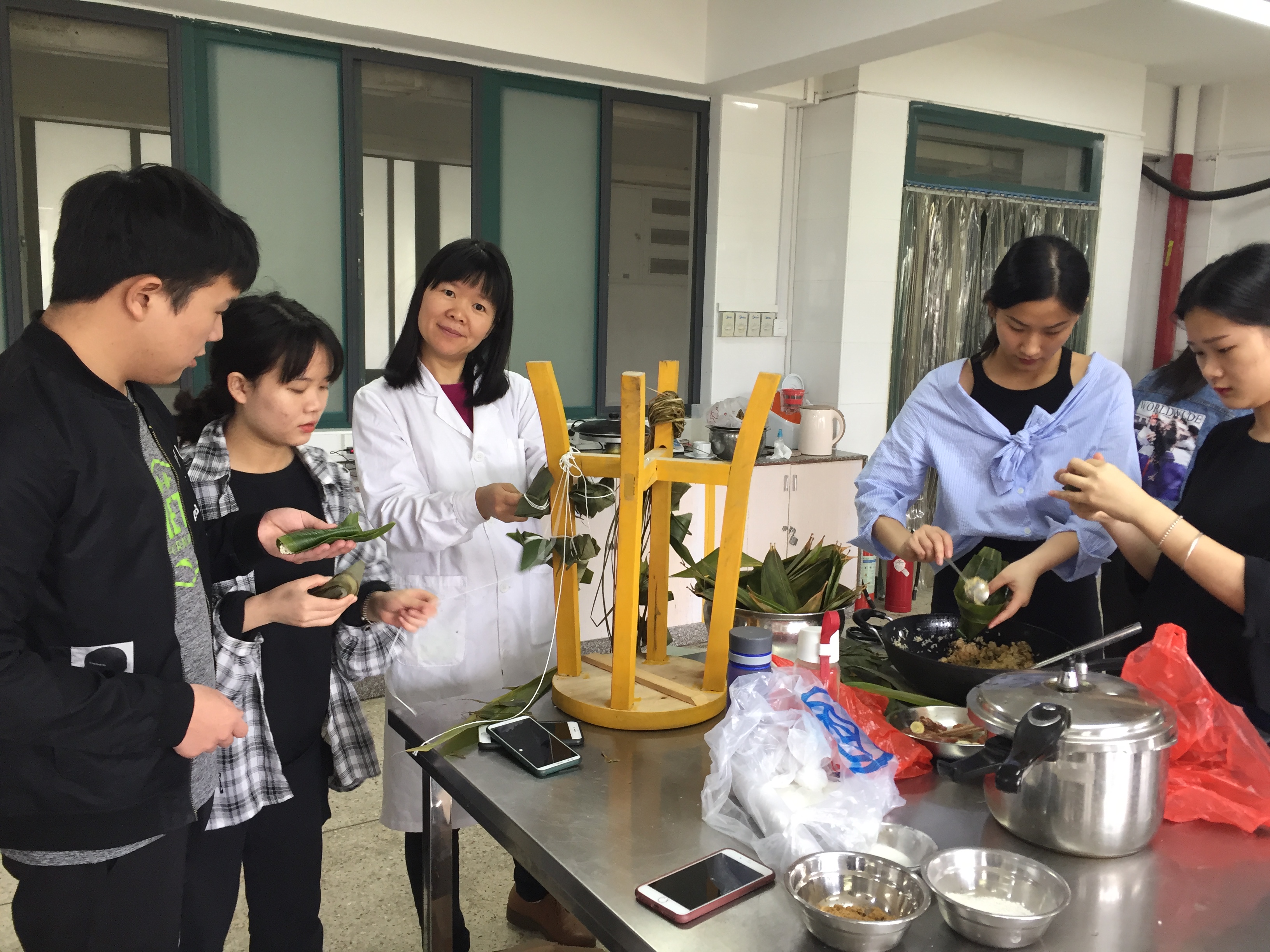 1.10.2-20190522-开展礼敬中华优秀传统文化活动有关的照片05-20190522有31名师生在1#实训室开展