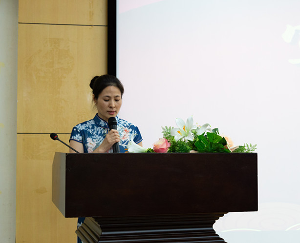 2.校友会会长王秋香宣读第二届优秀校友表彰决定_副本.jpg