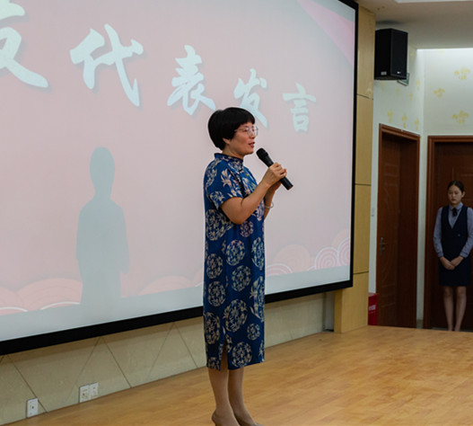 7.优秀校友代表1990届儿童教育与咨询专业欧阳雪芳发言_副本.jpg