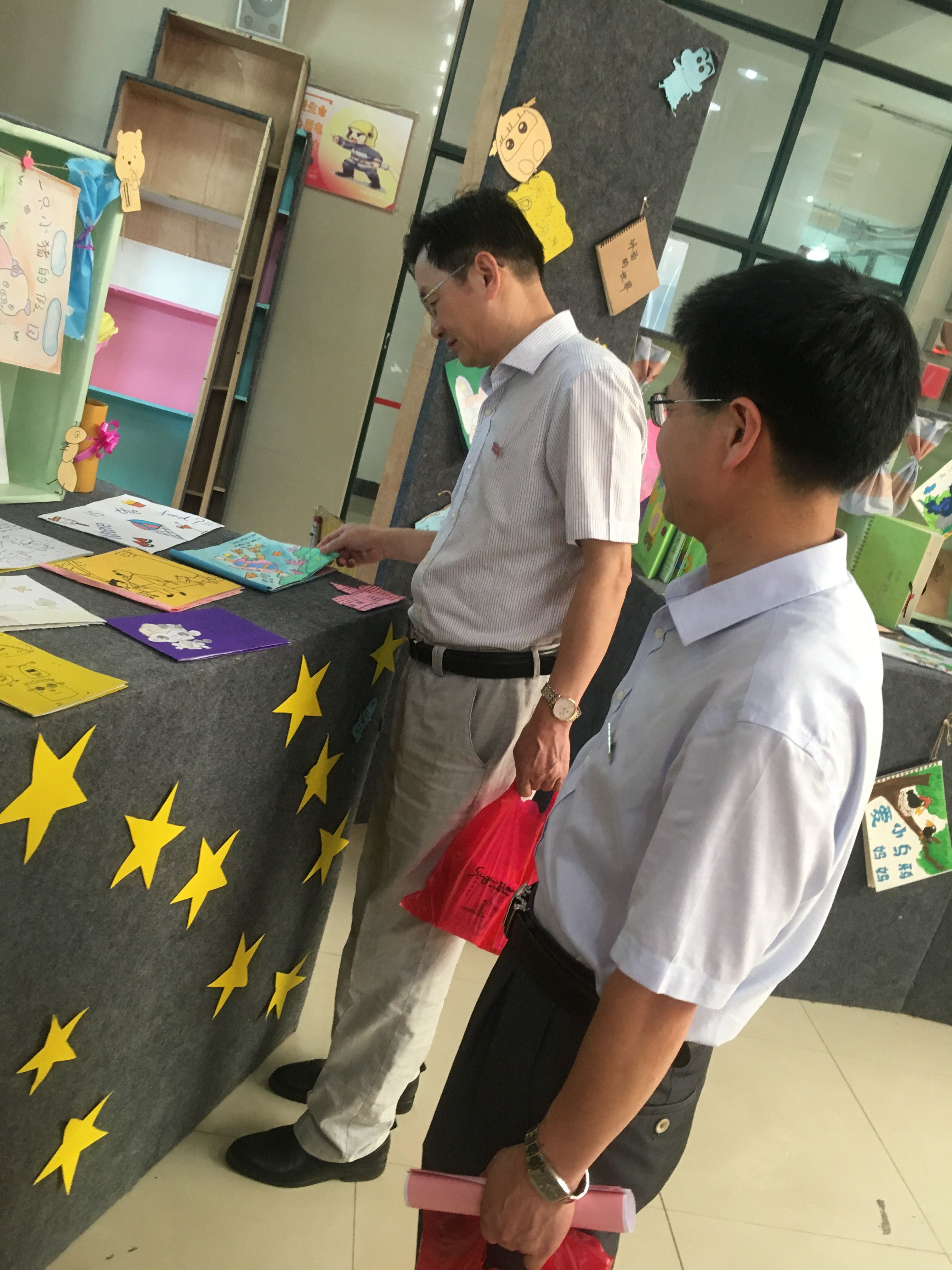 学院领导观赏学生制作的中英文绘本.jpg