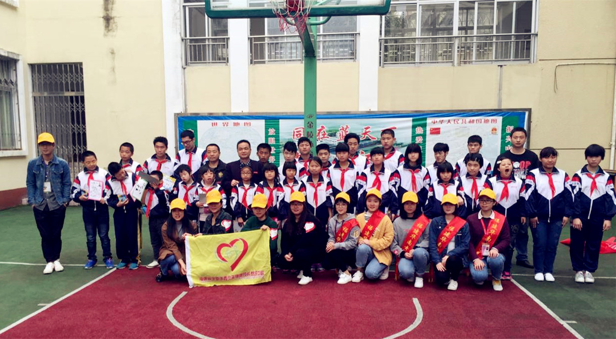全体志愿者和特殊教育学校孩子合影1._副本.jpg