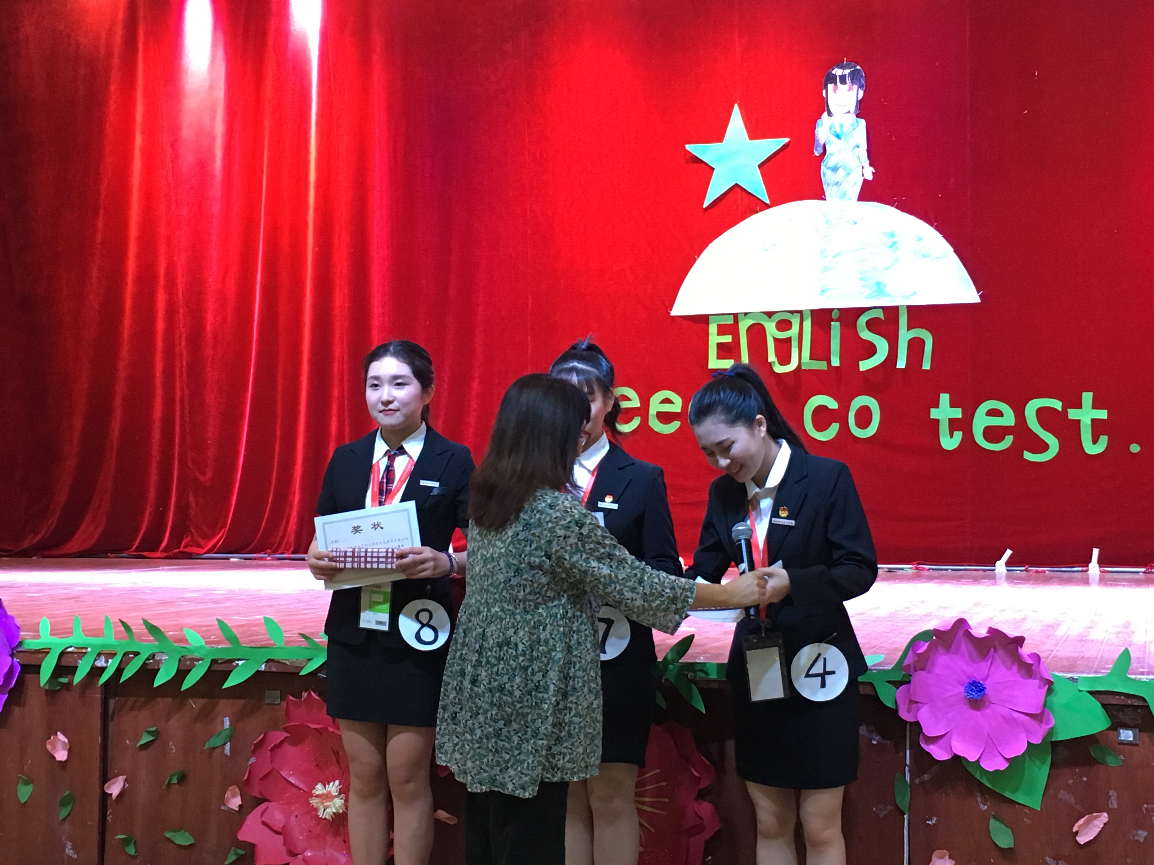 Helen 为三等奖选手颁奖.JPG