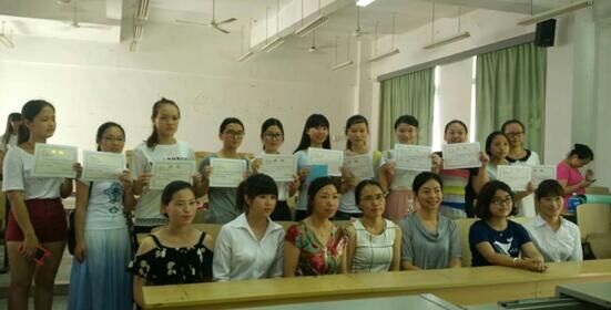 获奖学生小组与老师合影.jpg