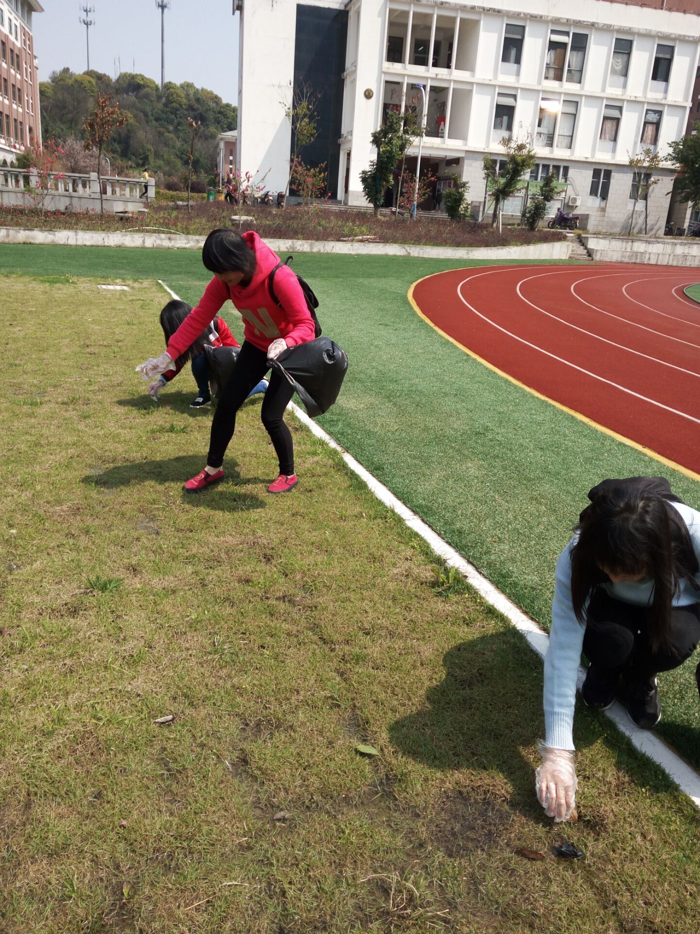 风雨操场捡拾垃圾.jpg