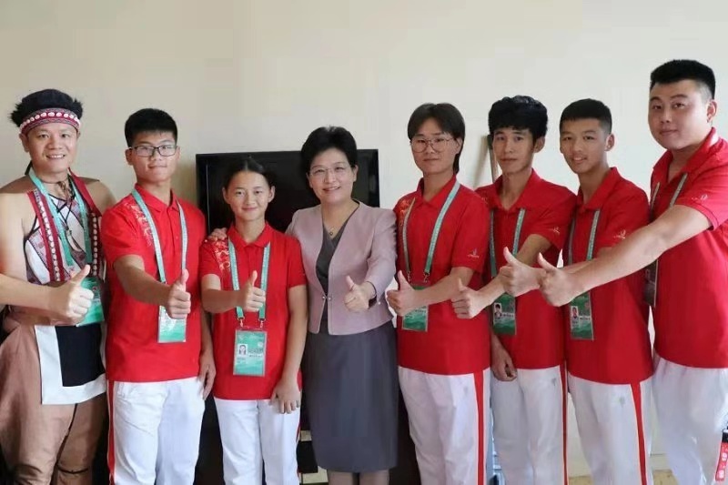 省领导看望代表团成员，右四为雷玉仙.jpg