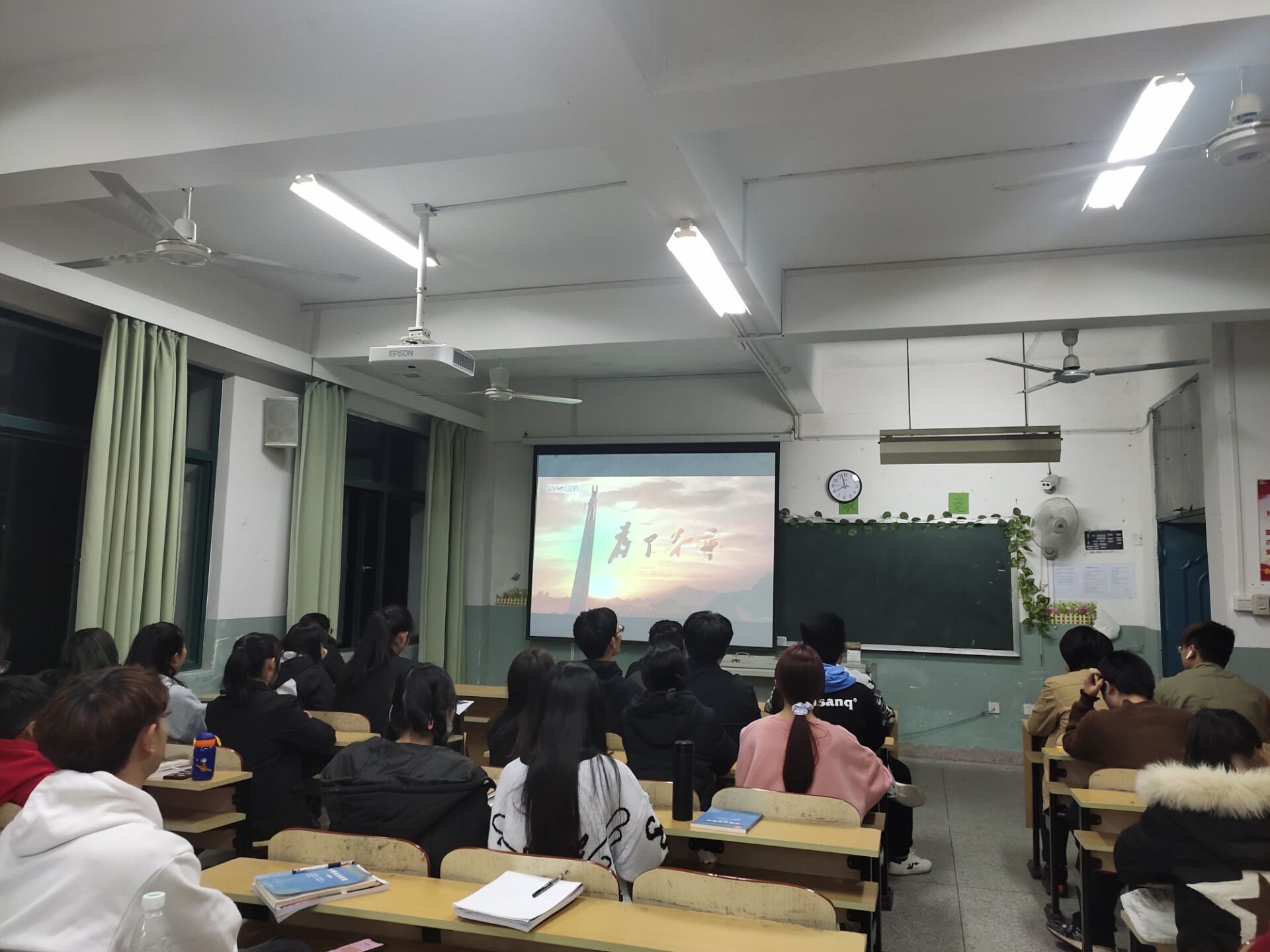 2020级食品营养与检测全体同学 观看为了和平.jpg