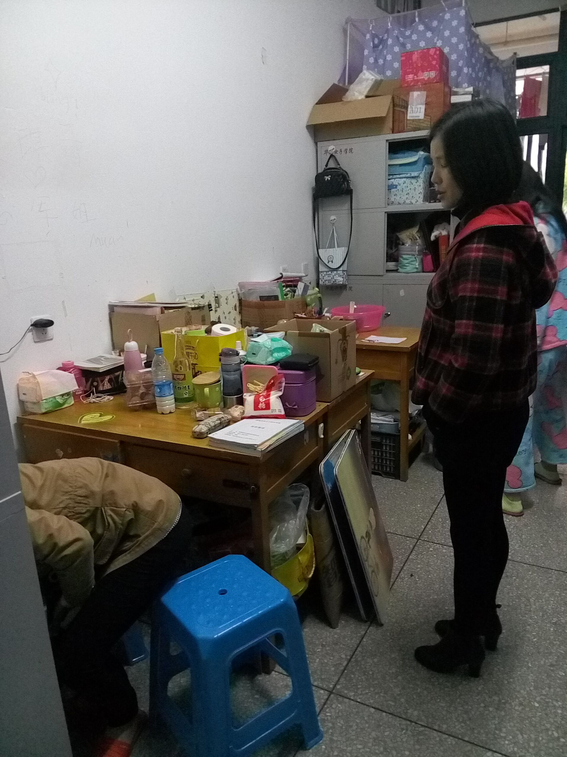 老师对违规用电进行劝导.jpg