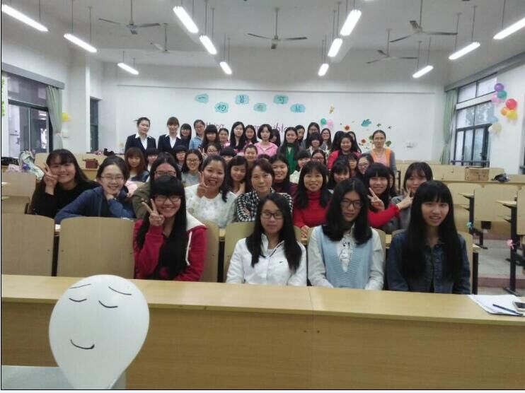 学生与老师及福州佳文幼儿园总园长陈应花老师合照.jpg