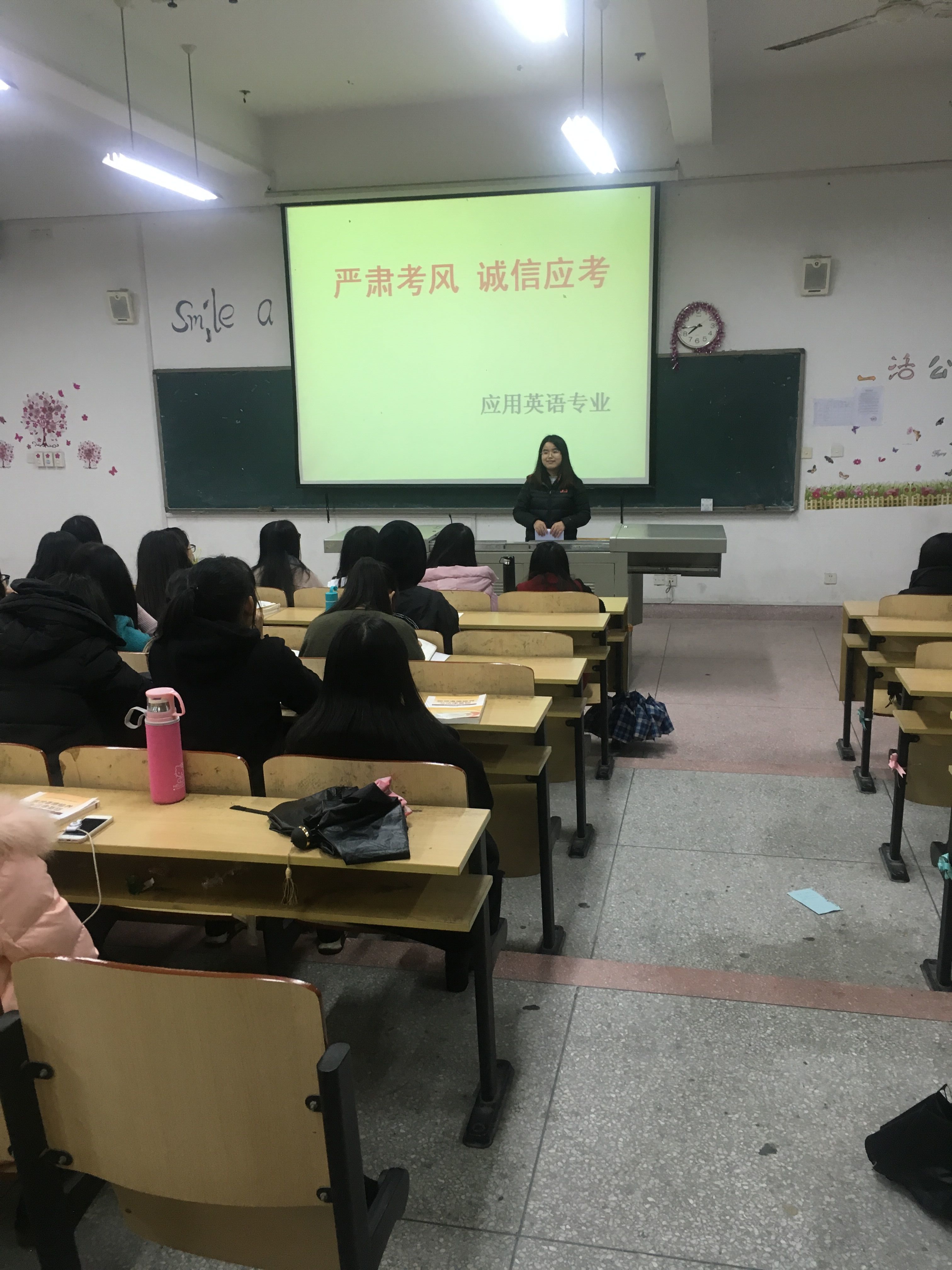 辅导员在主题班会上给同学们讲话.jpg