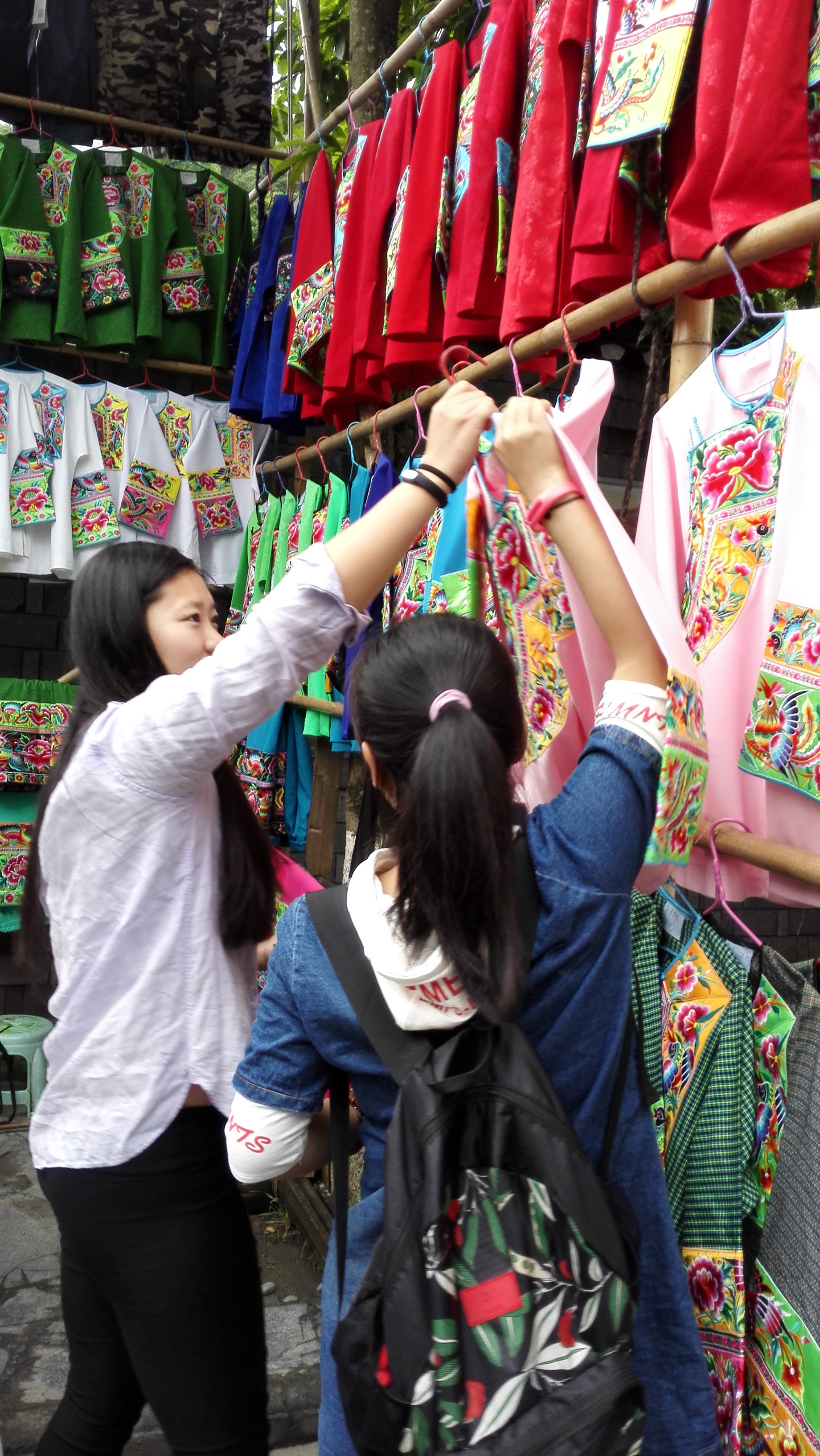 体验苗族村寨赶集民俗.jpg