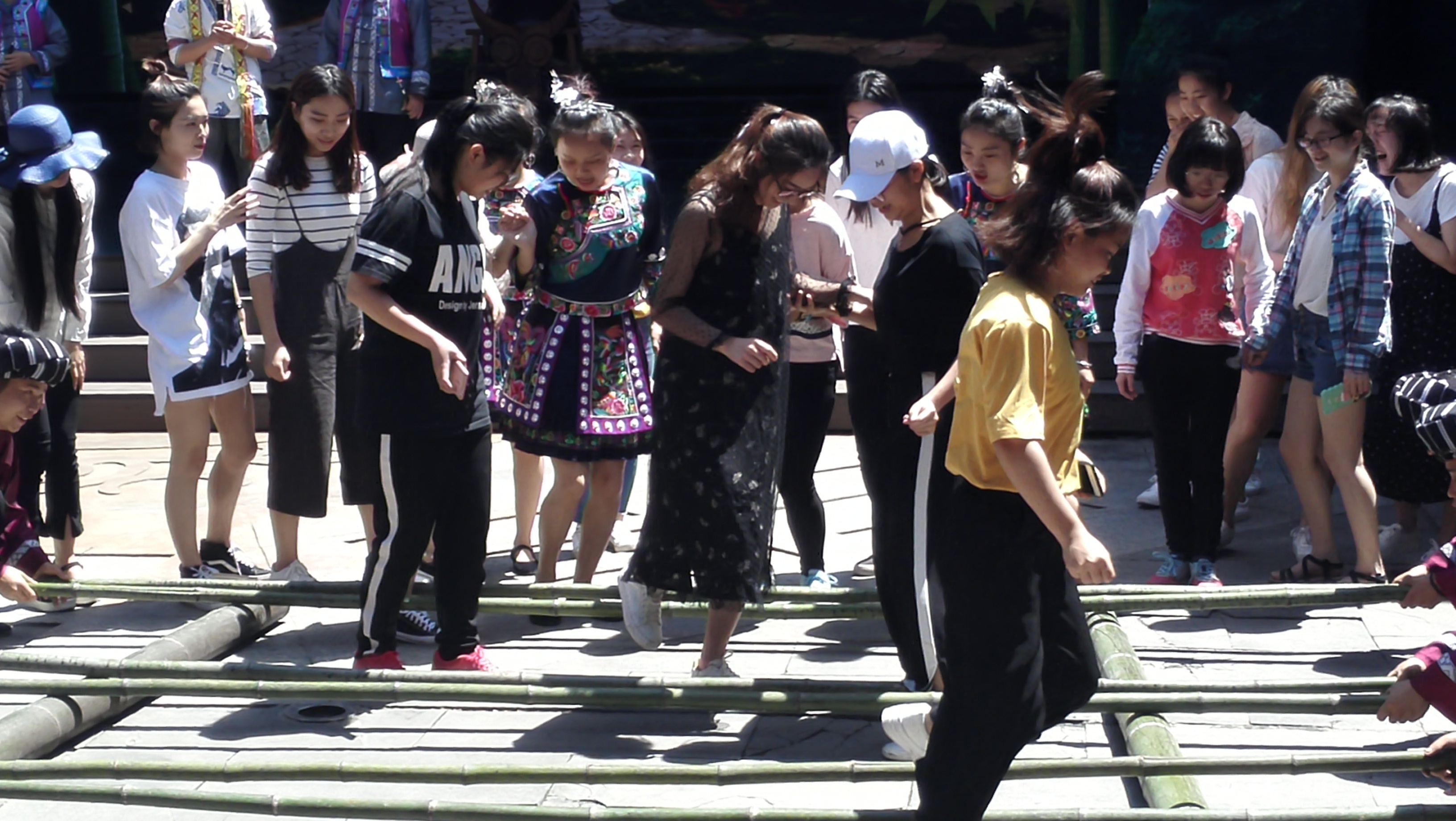 同学们体验苗族传统歌舞.jpg