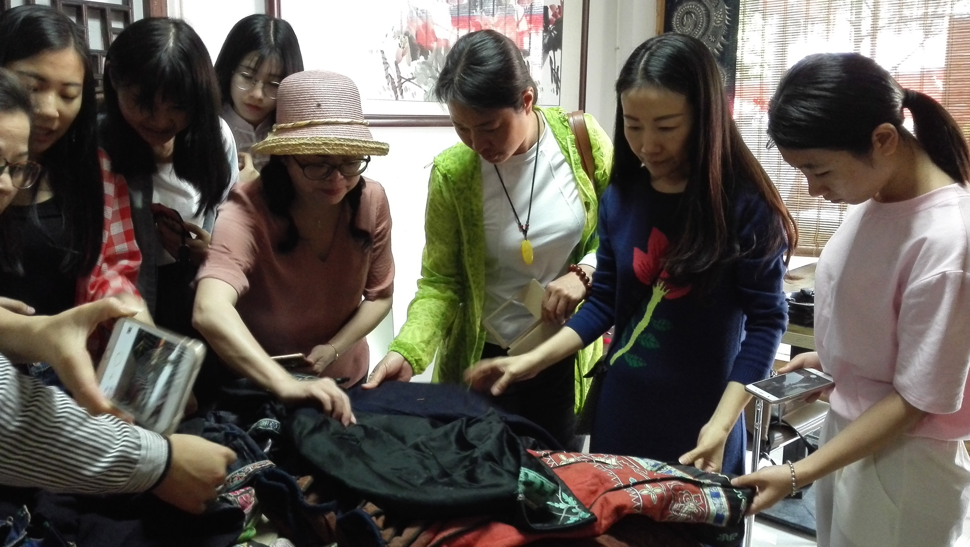 研究传统苗族服饰图案及制作工艺.jpg