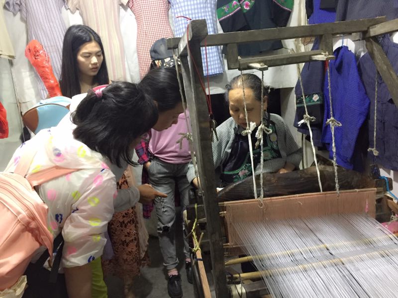观摩苗族老人手工织布.jpg