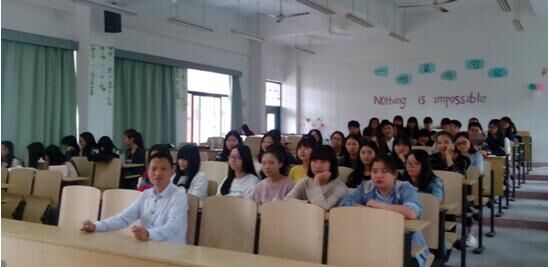 福州韩欣贸易有限公司陈为新经理与学生合影.jpg