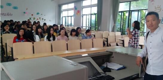 学生与福州韩欣贸易有限公司陈为新经理合影1.jpg