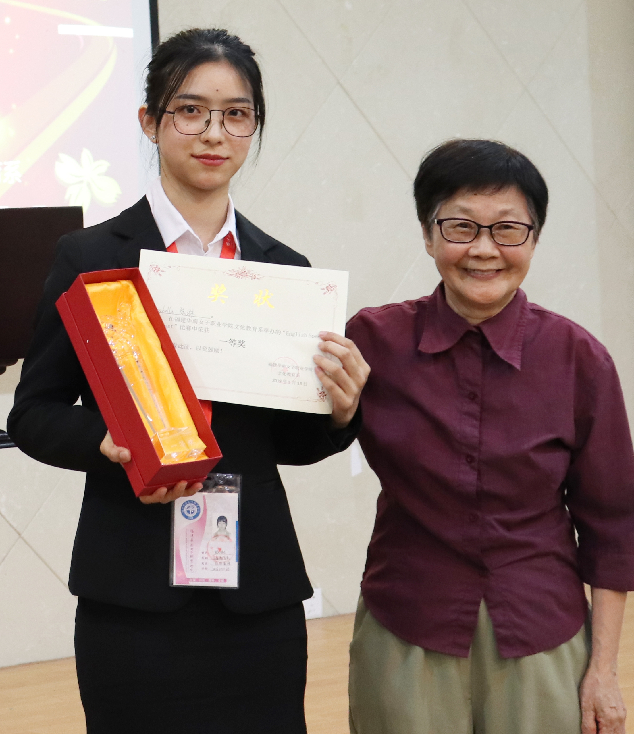 一等奖选手与外籍教师Laihar合影_WPS图片 678_WPS图片 发哈就.jpg