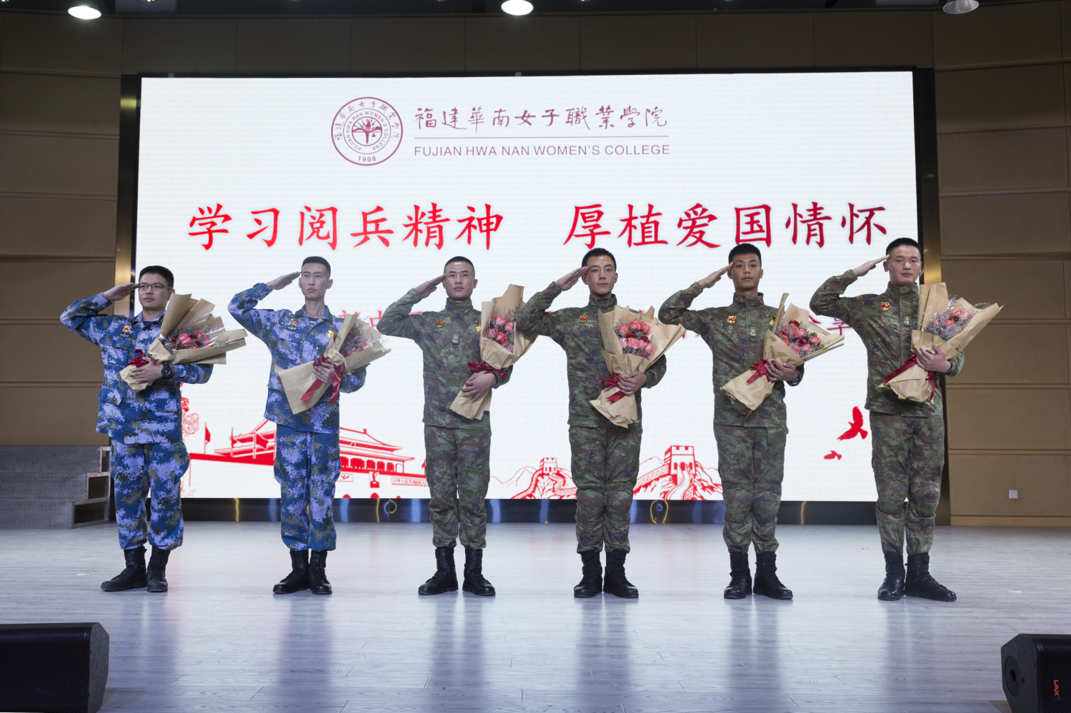 向受阅官兵代表献花2.jpg