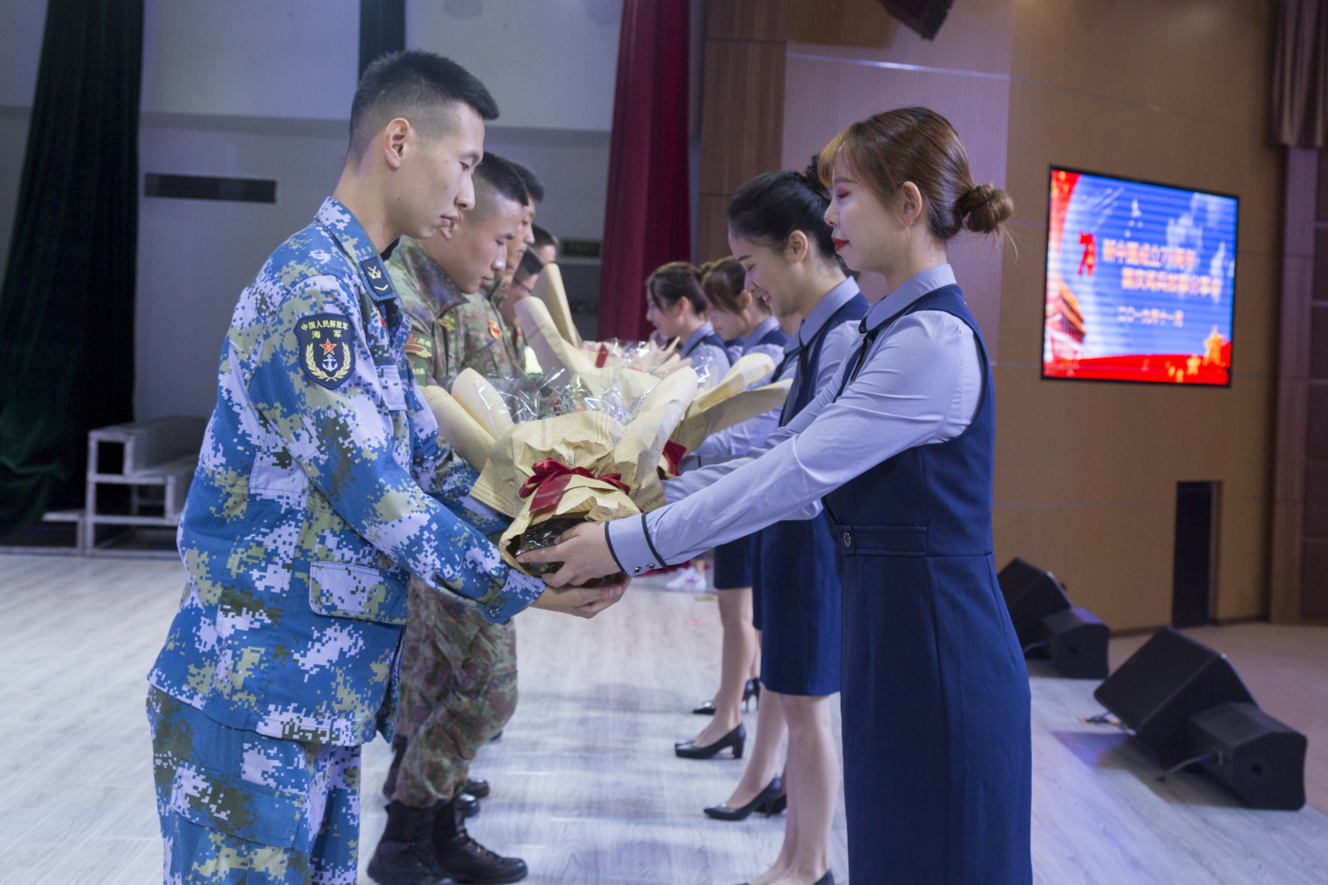 向受阅官兵代表献花1.jpg