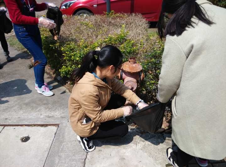 在专家楼前清洁环境.jpg